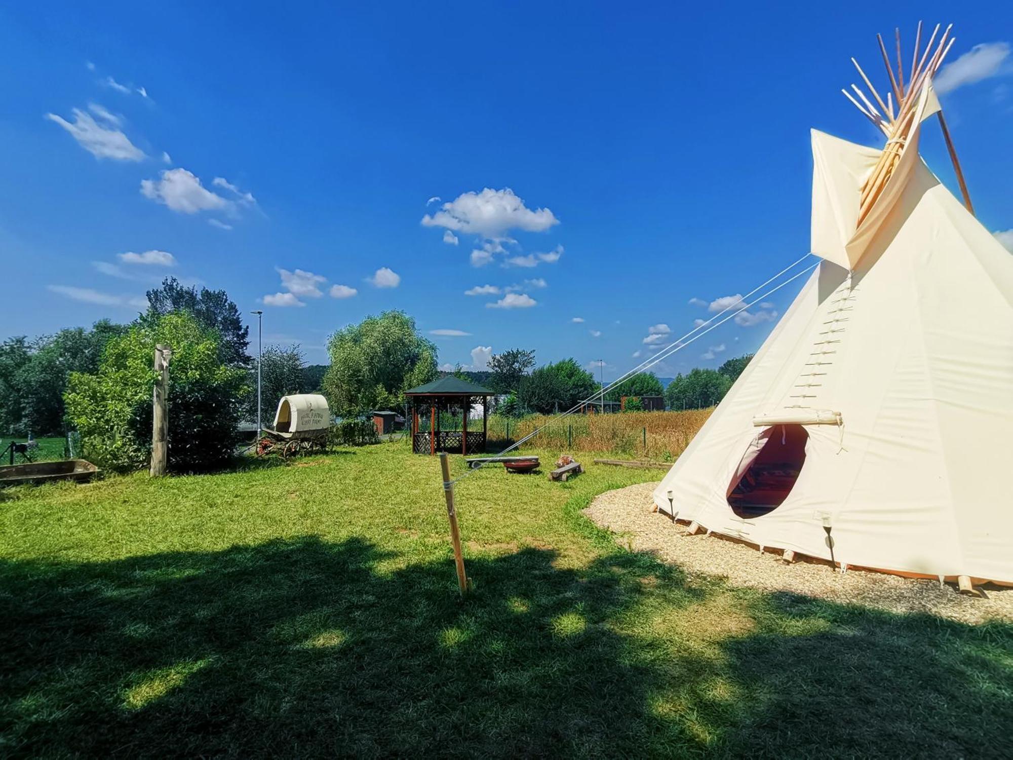 Teepee Camp Lounky Hotel Chodouny Екстериор снимка